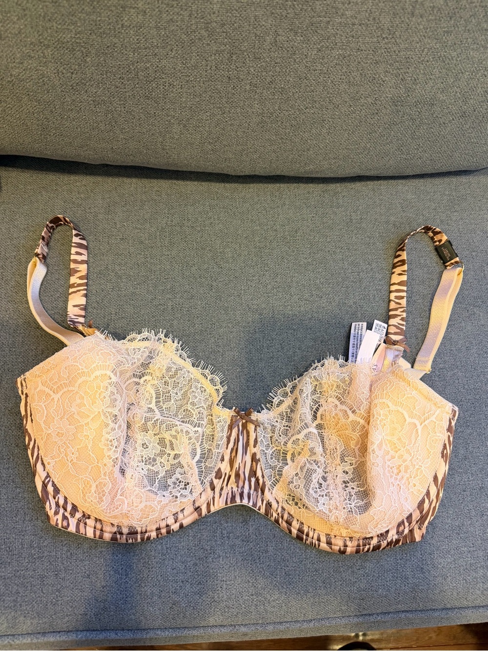 VS Dream Angels Push up bra without pads. Leopard and eyelash Lace Size 34DDD